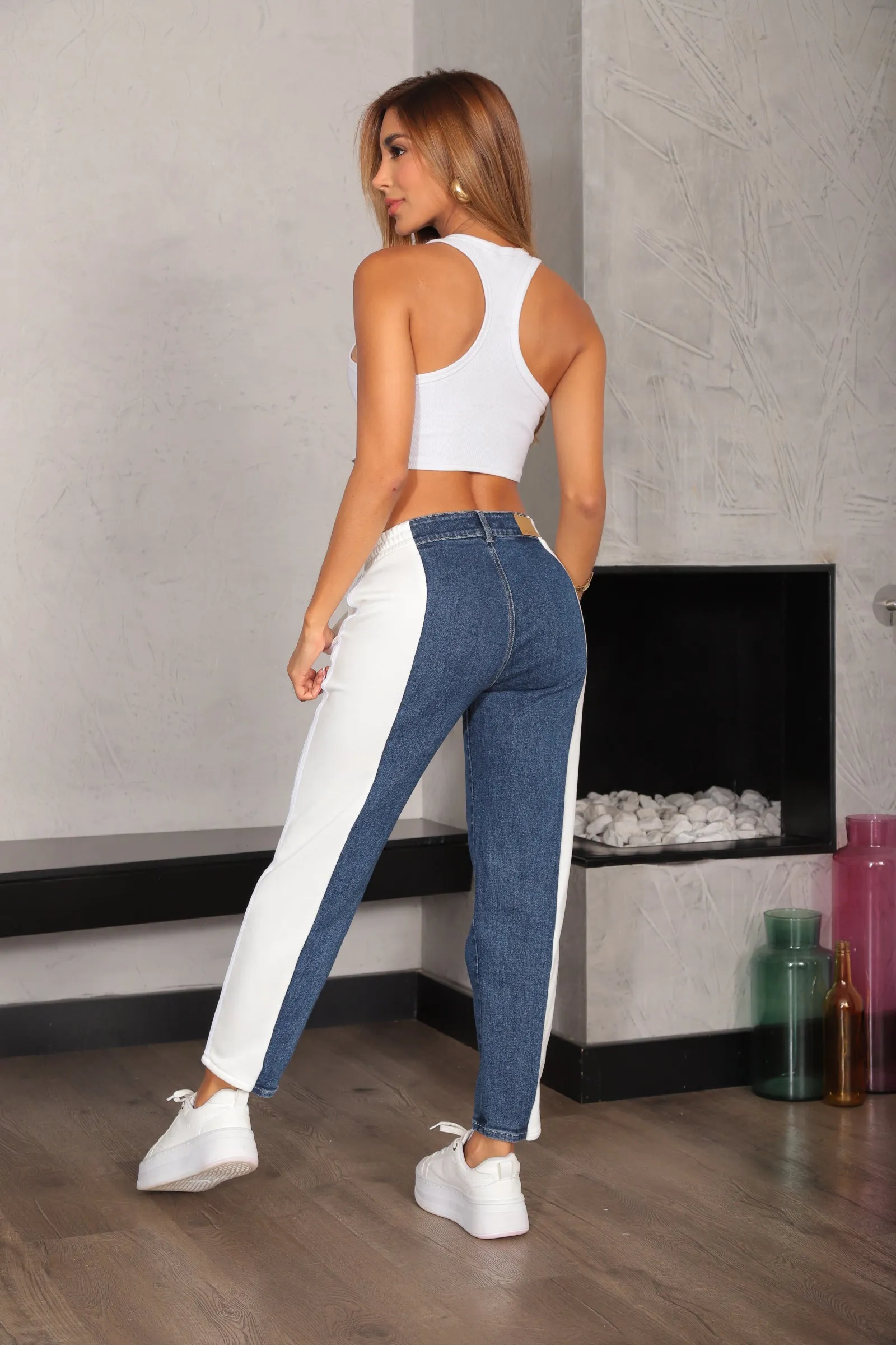 PANTALON DAMA SLOUCHY, AZUL EN DENIM LICRADO  Y TELA DE SUDADERA COLOR BLANCO DE LA TENDENCIA SPORTY PANTS , TIRO MEDIO, MODA COLOMBIANA    REF 9764